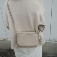 19800円 小型 大容量 牛革 スクエア ウオレット ショルダー | MITT 