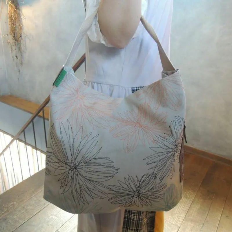 かなり大き目 A4ラクラク☆18500円 ショルダーバッグ☆帆布 刺繍 牛革 