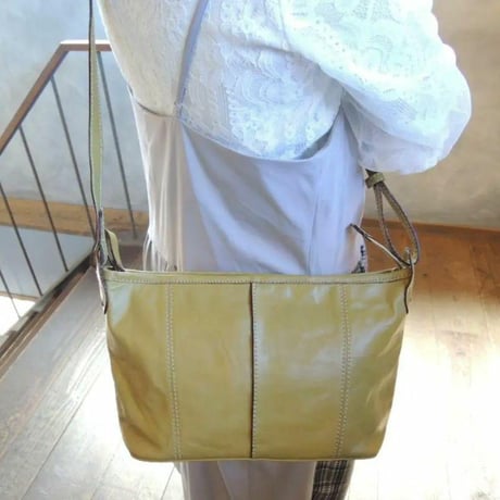 新品 送料込み☆通常13000円 小振り ショルダーバッグ☆牛革 新品 送料込み☆通常13000円 小振り ショルダーバッグ☆牛革