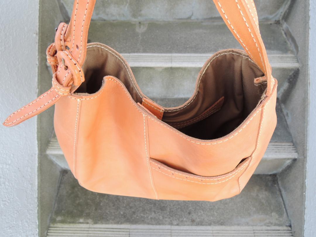 新品 送料込☆15800円 小振り 牛革☆ハンド ショルダー バッグ 【公式 