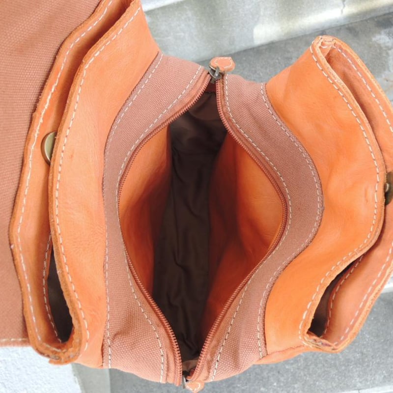 新品 送料込☆通常17800円☆かぶせ 牛革 リュック 3層☆