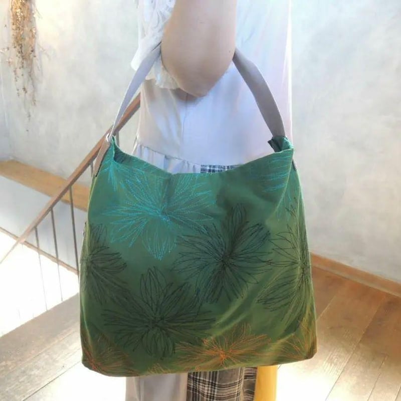 かなり大き目 A4ラクラク☆18500円 ショルダーバッグ☆帆布 刺繍 牛革 