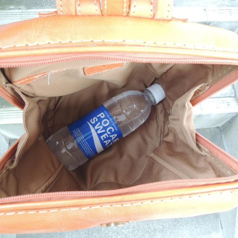 17800円☆ スクエア リュック 牛革 小振り パカっと開く | MITT 17800円☆ スクエア リュック 牛革 小振り パカっと開く | MITT