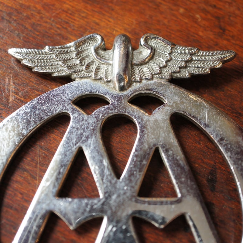 L1504 カーバッジ AA イギリス ビンテージ | Antiquesティンズコレクション