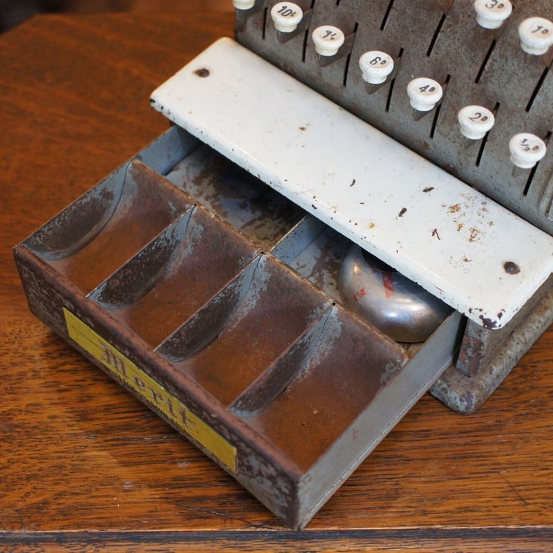 超古いイギリスで使われてたレジスター 値引きしますよ! 超古いイギリスで使われてたレジスター 値引きしますよ!