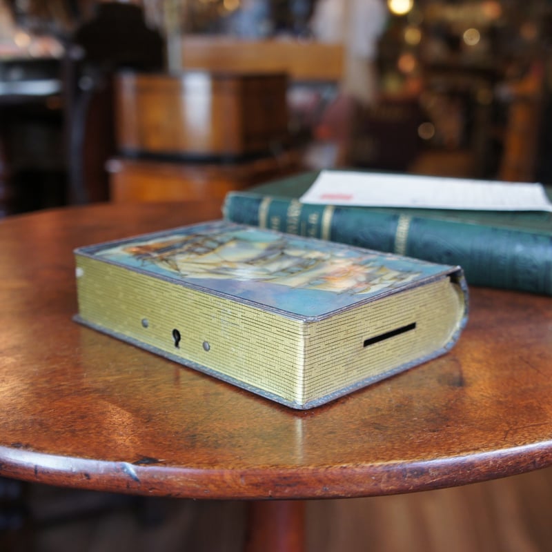 本型のカン 貯金箱 ビンテージ イギリス | Antiquesティンズコレクション 本型のカン 貯金箱 ビンテージ イギリス | Antiquesティンズコレクション