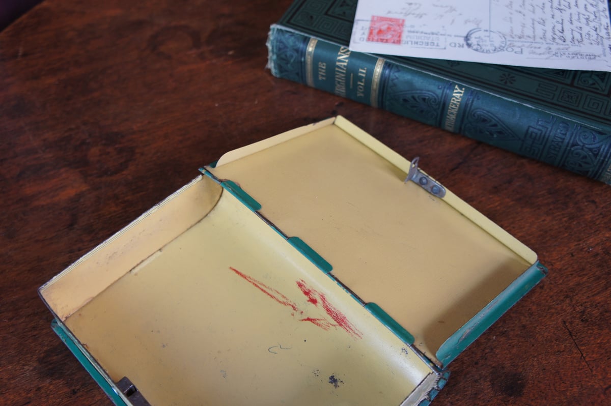 本型のカン 貯金箱 ビンテージ イギリス | Antiquesティンズコレクション