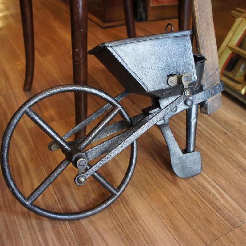 種まき機 道具 イギリス アンティーク | Antiquesティンズコレクション