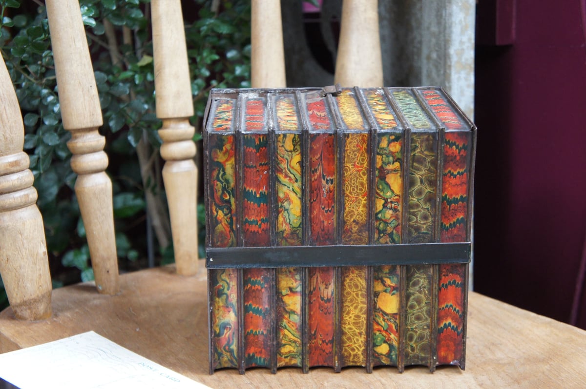 【アンティーク】ハントリーパーマー　お菓子缶 ハントリーパーマー 本型カン イギリス アンティーク ティン缶