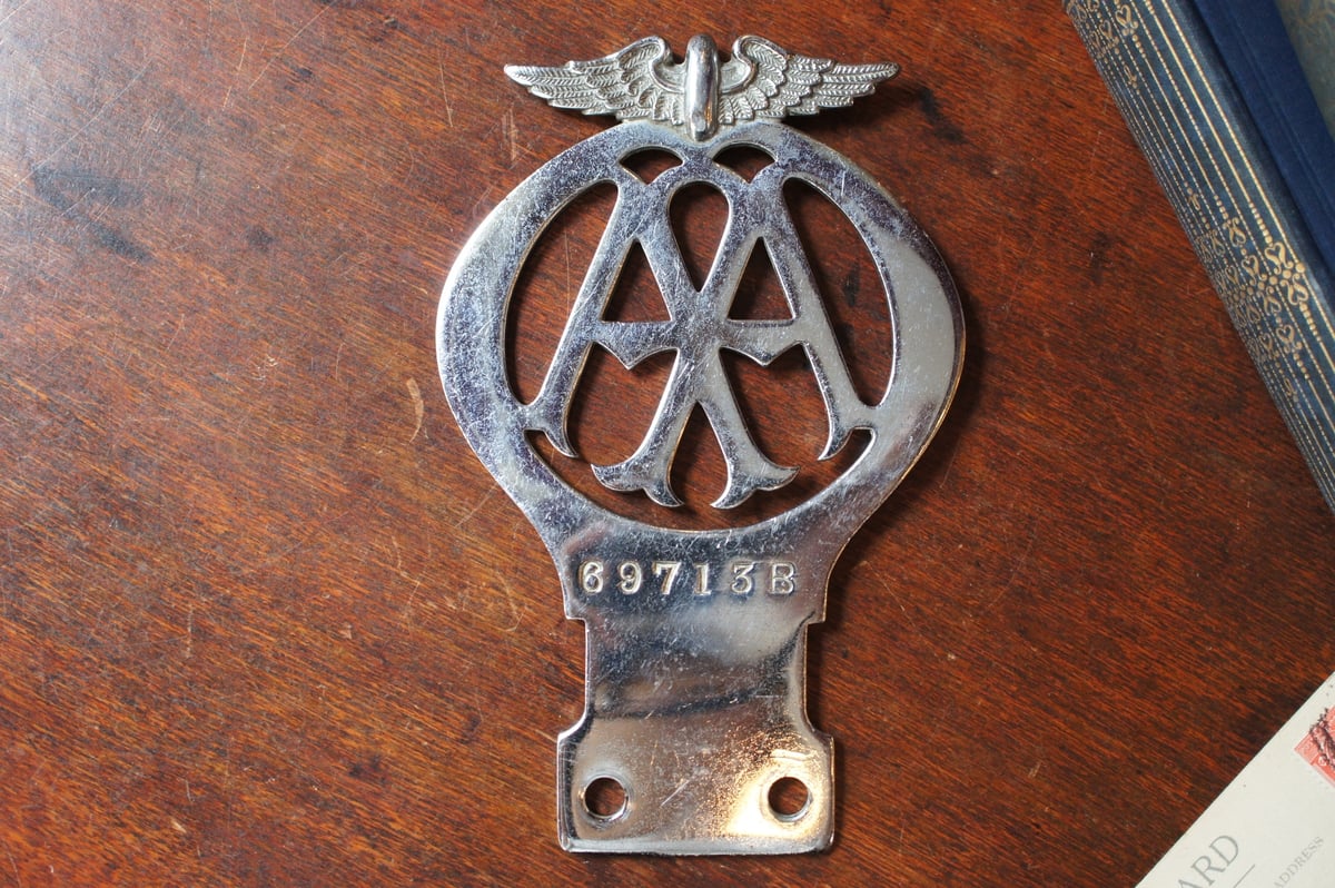 L1504 カーバッジ AA イギリス ビンテージ | Antiquesティンズコレクション