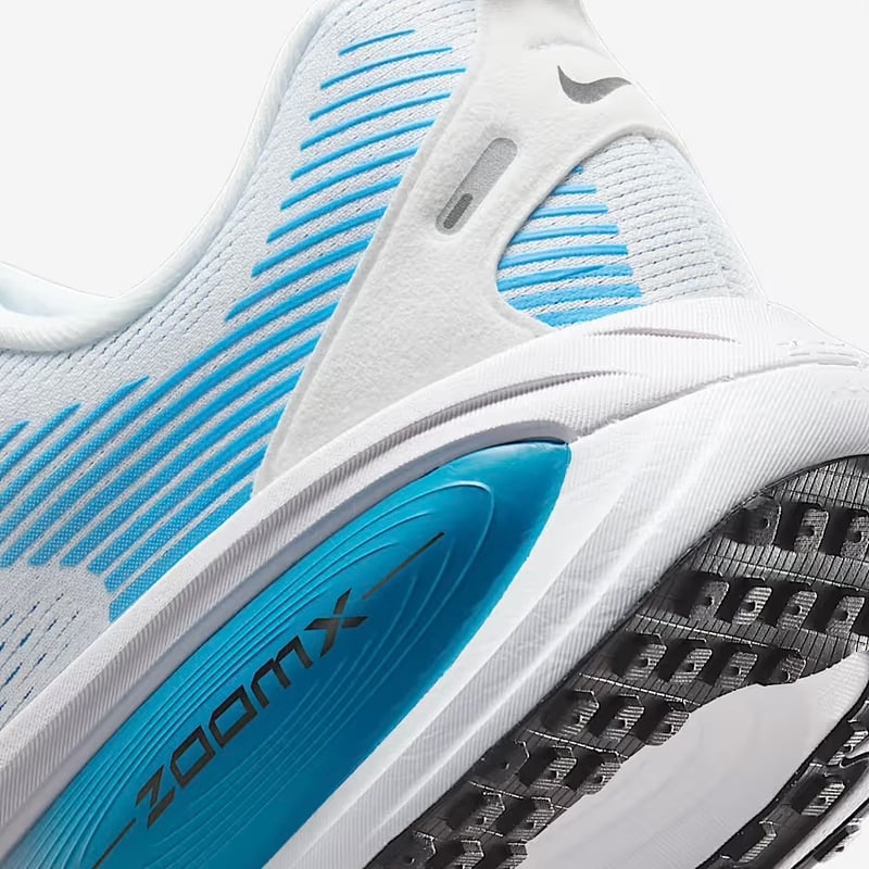 10/8 販売スタート【HOLIDAY 2025 NEW】ナイキ ボメロ18 （HM6803-