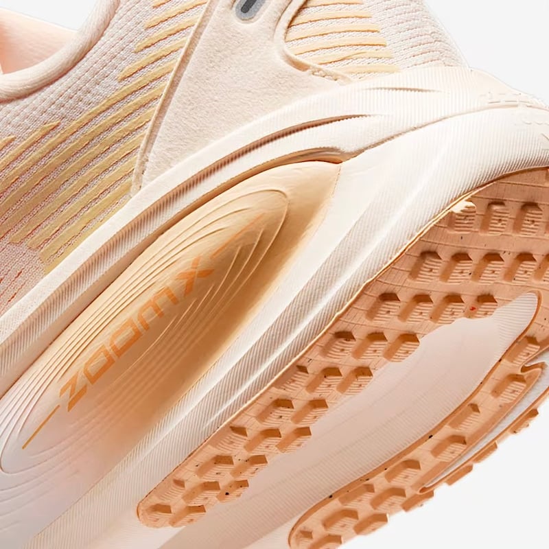 10/1販売スタート【HOLIDAY2025】ナイキ ウィメンズ ボメロ18 （HM6804-