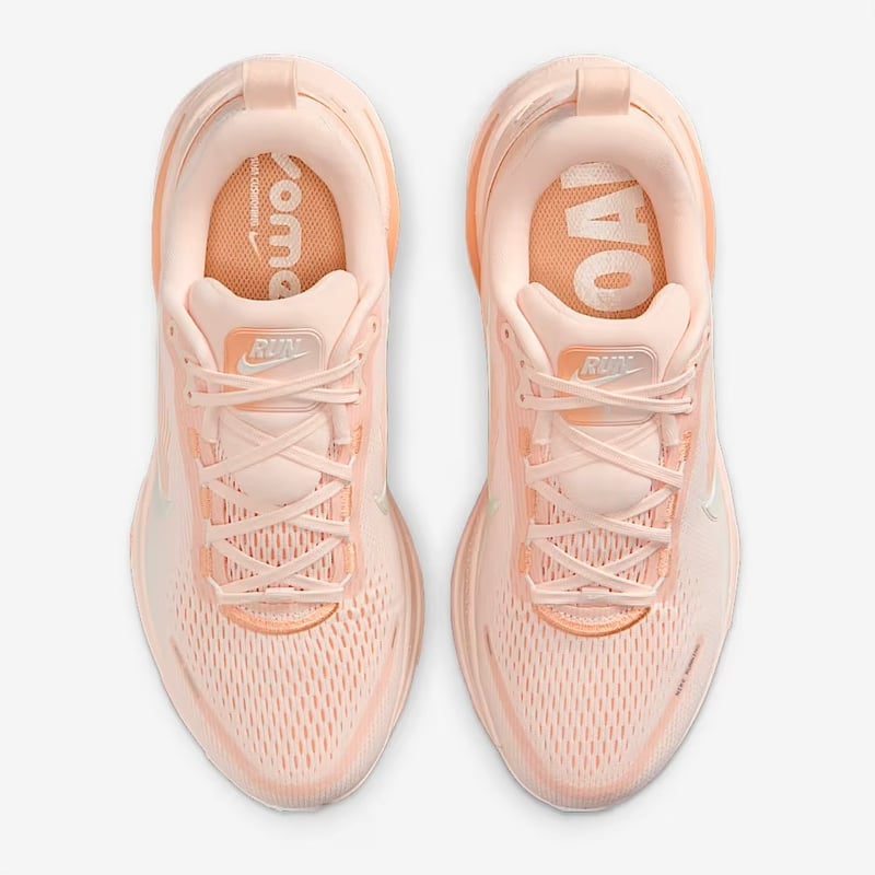 10/1販売スタート【HOLIDAY2025】ナイキ ウィメンズ ボメロ18 （HM6804-