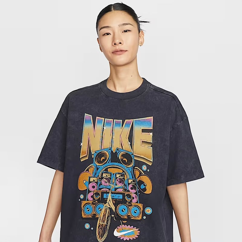 ★NIKE★W NSW ESSENTIALS プリントT-シャツ★追跡可 ☆NIKE☆W NSW ESSENTIALS T-シャツ☆追跡可 (Nike/Tシャツ