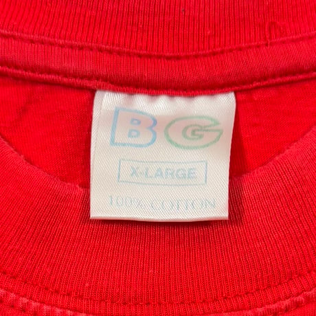 QUEEN GOLD EMBLEM RED BG XL 9932