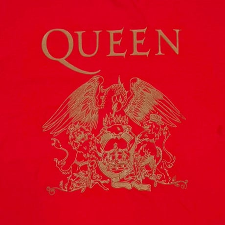 QUEEN GOLD EMBLEM RED BG XL 9932