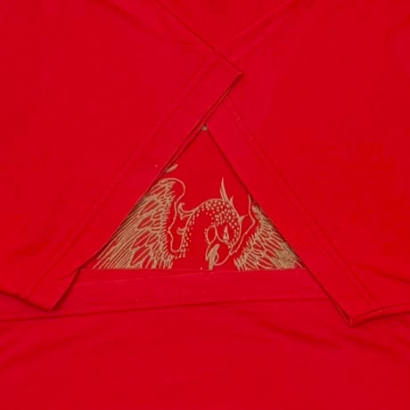 QUEEN GOLD EMBLEM RED BG XL 9932