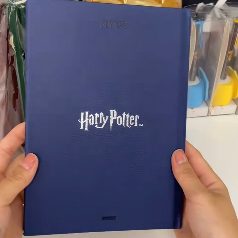 公式 ハリーポッターホグワーツ エンブレムレザーノート MINISO | Aki