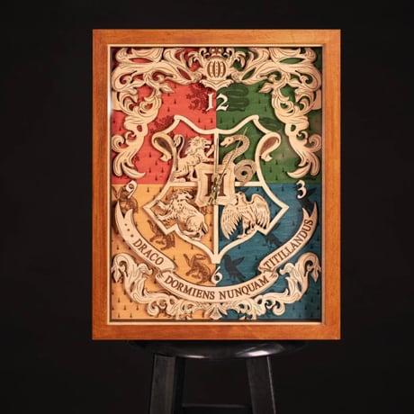 ハリーポッター ホグワーツ 校章 アンティーク 3D 壁掛け時計 ライトブラウン 海外限定公式ライセンス品 ze