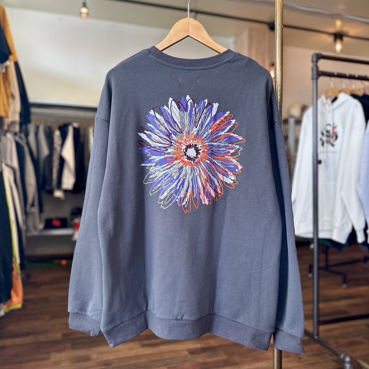 【ATELANE】big flower embroidery sweatshirt(23A-24051)