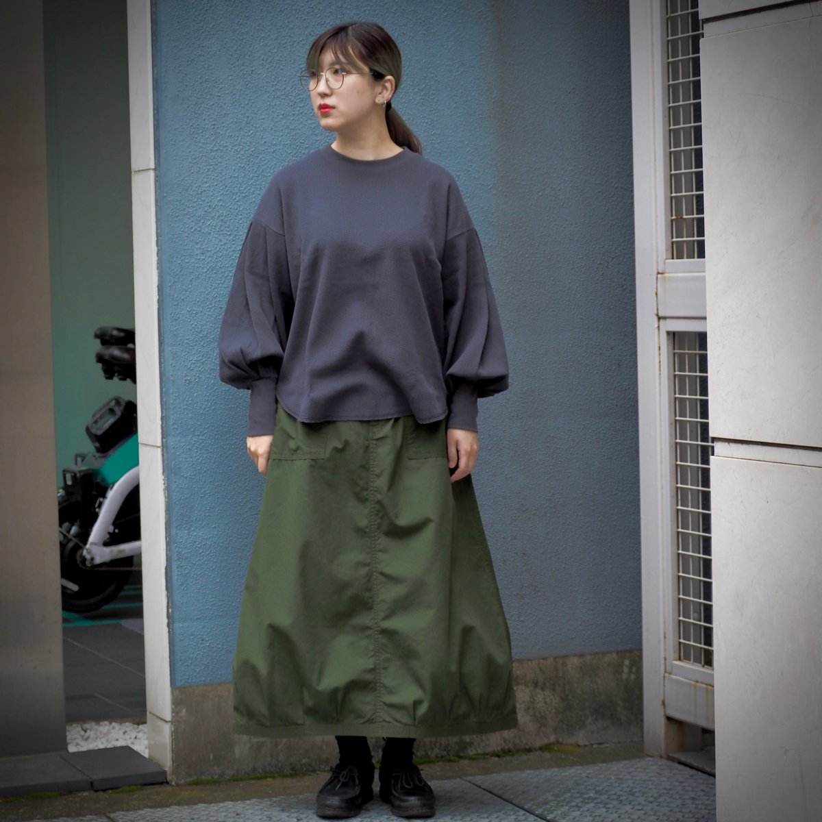 OMNIGOD❣️40/2コーマウェザー パラシュートベーカースカート オリーブ OMNIGOD womens / オムニゴッド] 40/2コーマウェザー
