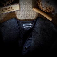 [OMNIGOD unisex / オムニゴッド] リサイクルウールパイル ミリタリーカーディガン