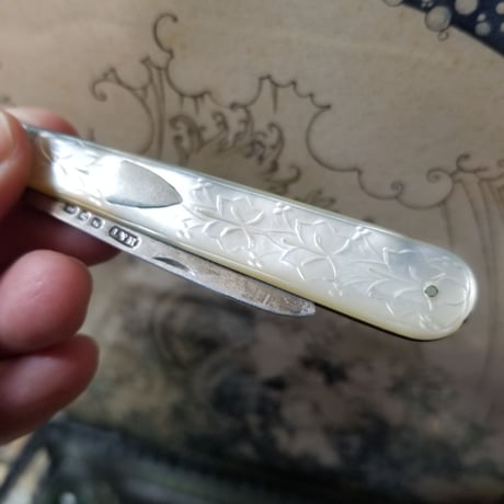 葉っぱの彫刻のフルーツナイフ　イギリスアンティーク　シルバー製