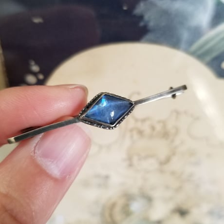 モルフォ蝶のバーブローチ　ダイヤ型