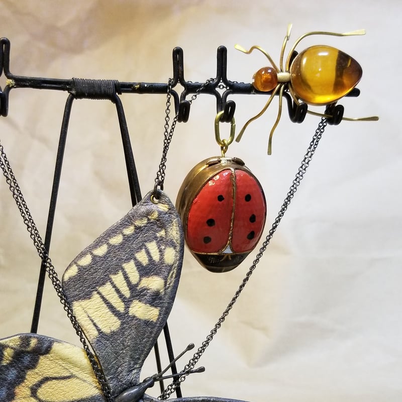 ロケットペンダント 1920年代 てんとう虫 ピルケース | IgnAPoat