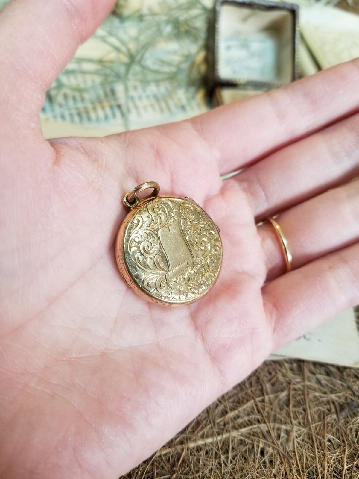 1900年台 エドワーディアン時代の金鍍金ロケットペンダント | IgnAPoat