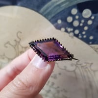 パープルガラスのひし形ブローチ
