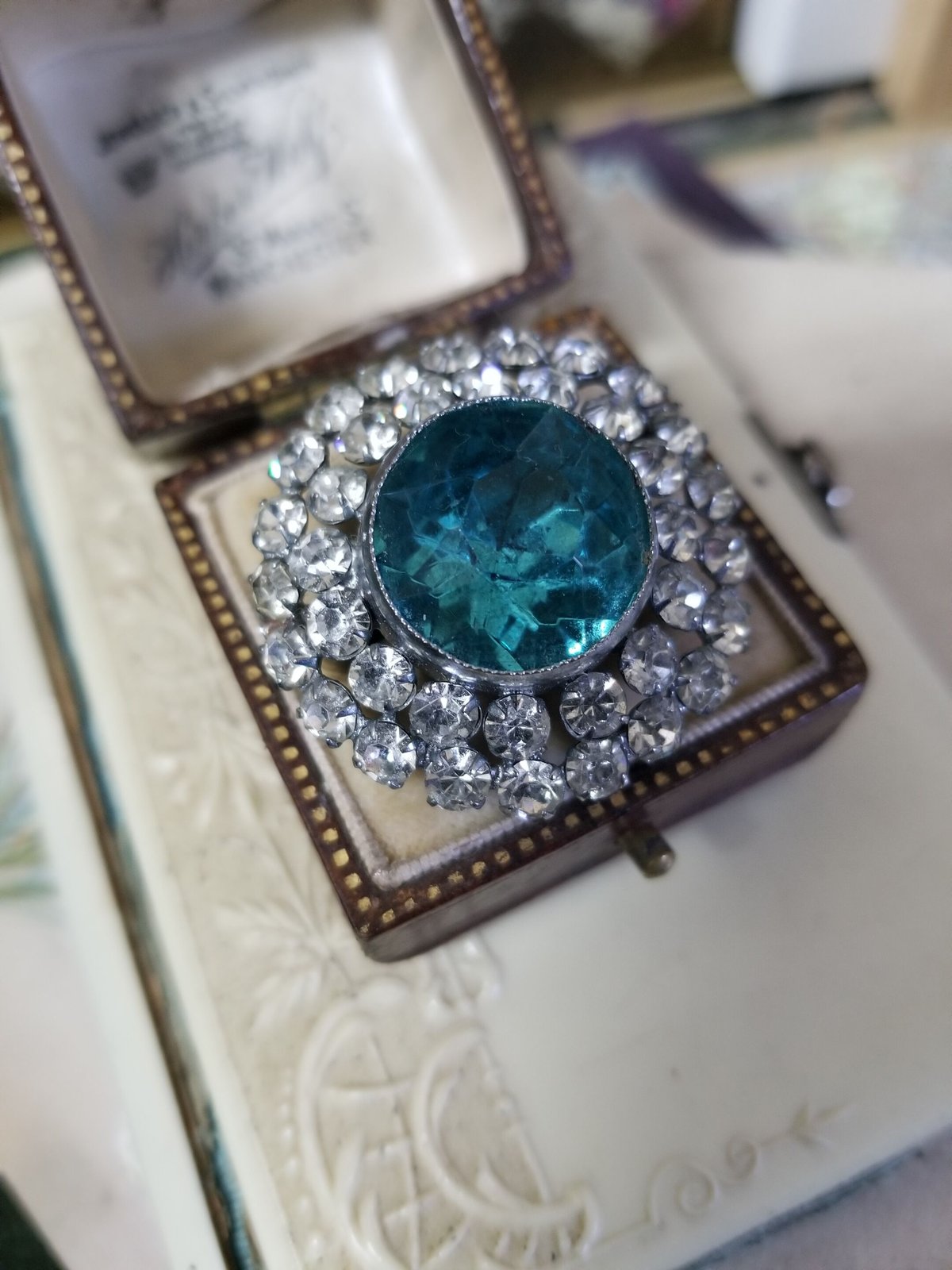 水色ガラスのラウンド型ブローチ | IgnAPoat