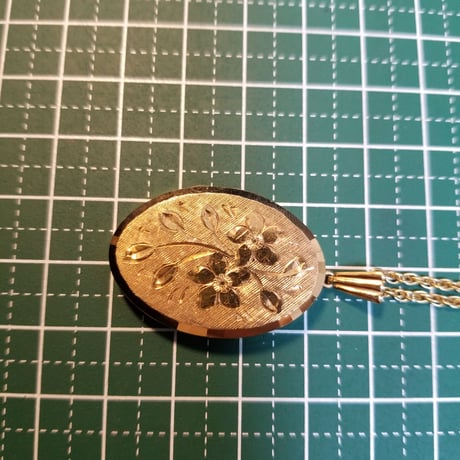 ロールドゴールドロケットペンダント　ヴィンテージ　大き目オーバル型　お花模様