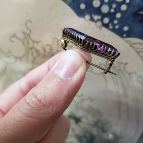 パープルガラスのひし形ブローチ