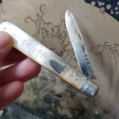 葉っぱの彫刻のフルーツナイフ　イギリスアンティーク　シルバー製