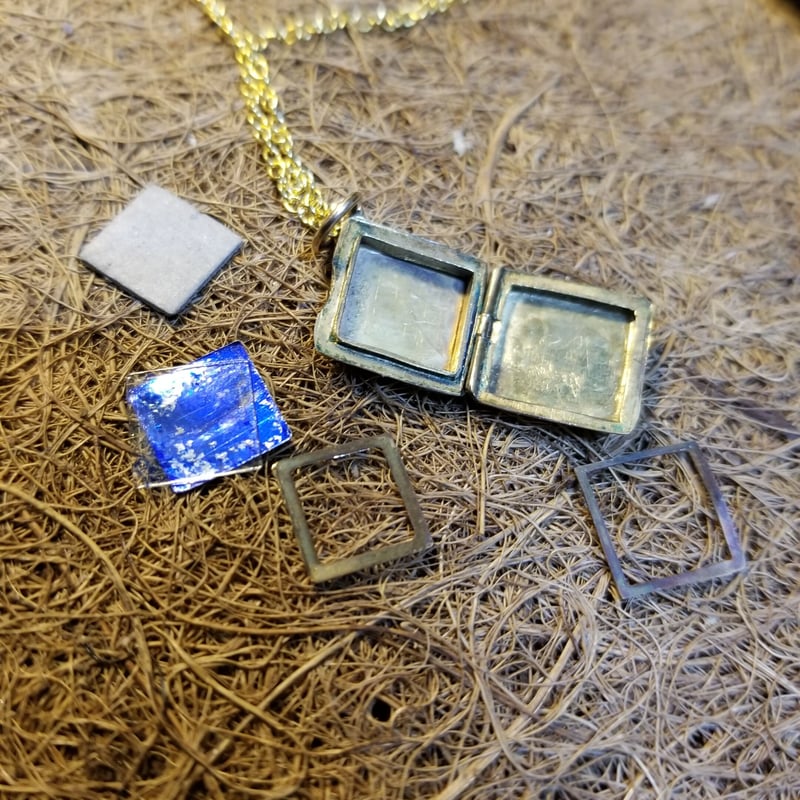 9金 バック＆フロント スクエア型 ロケットペンダント | IgnAPoat