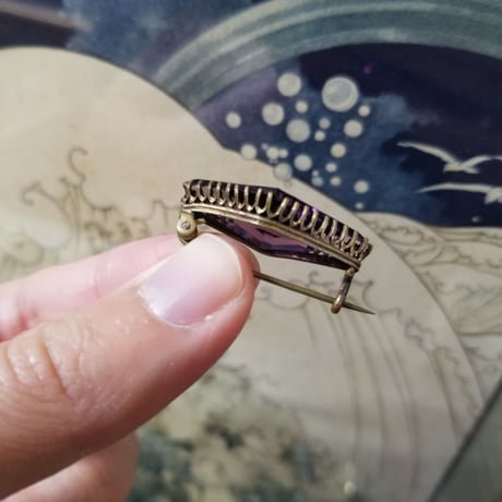 パープルガラスのひし形ブローチ
