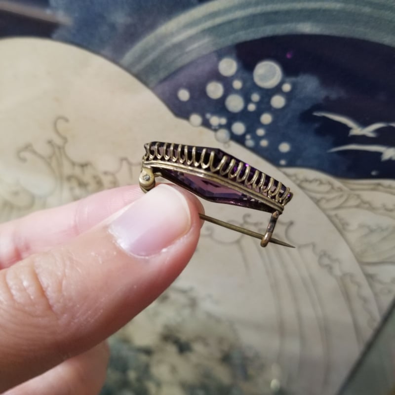 パープルガラスのひし形ブローチ | IgnAPoat パープルガラスのひし形ブローチ | IgnAPoat