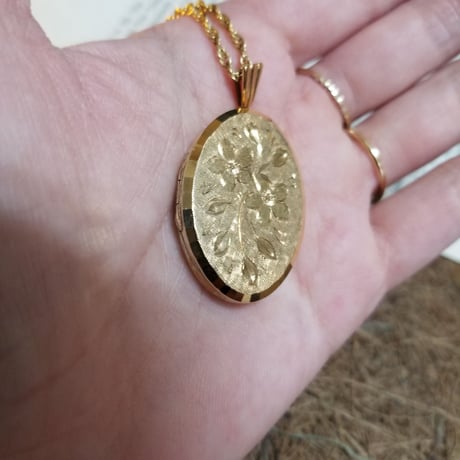 ロールドゴールドロケットペンダント　ヴィンテージ　大き目オーバル型　お花模様