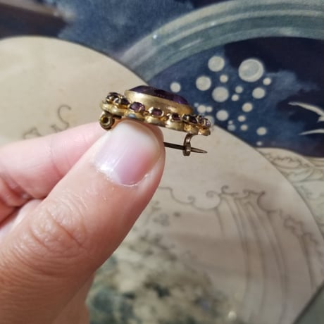 小さなパープルガラスのブローチ