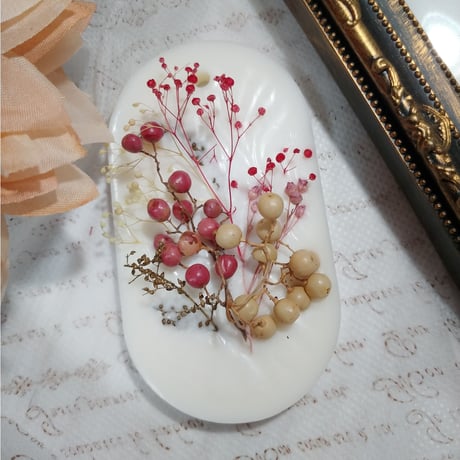 【202】かすみ草と木の実のアロマワックスサシェ