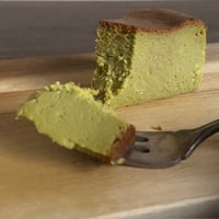カマンベールチーズ＆ピスタチオチーズケーキ