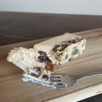 カマンベールチーズ＆ラムレーズンチーズケーキ