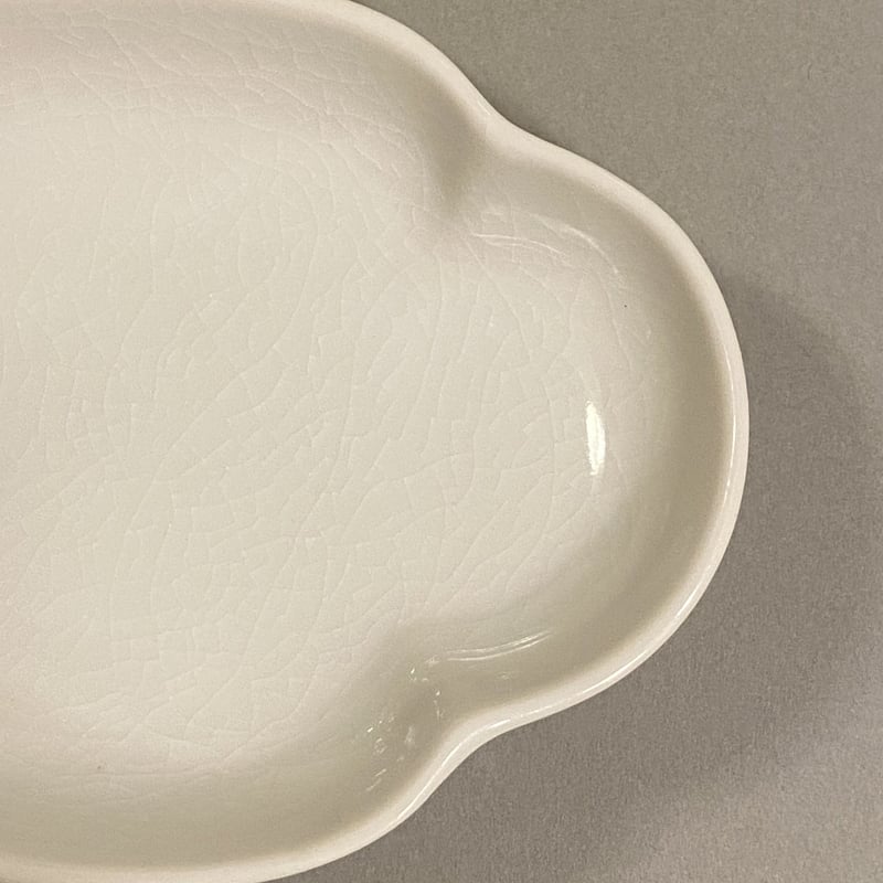 白磁❷ 口禿げの白磁の皿　中国　古玩 陶房独歩炎 43B 青白磁花びら8寸皿 ｜ 暮らしのうつわ花田 和