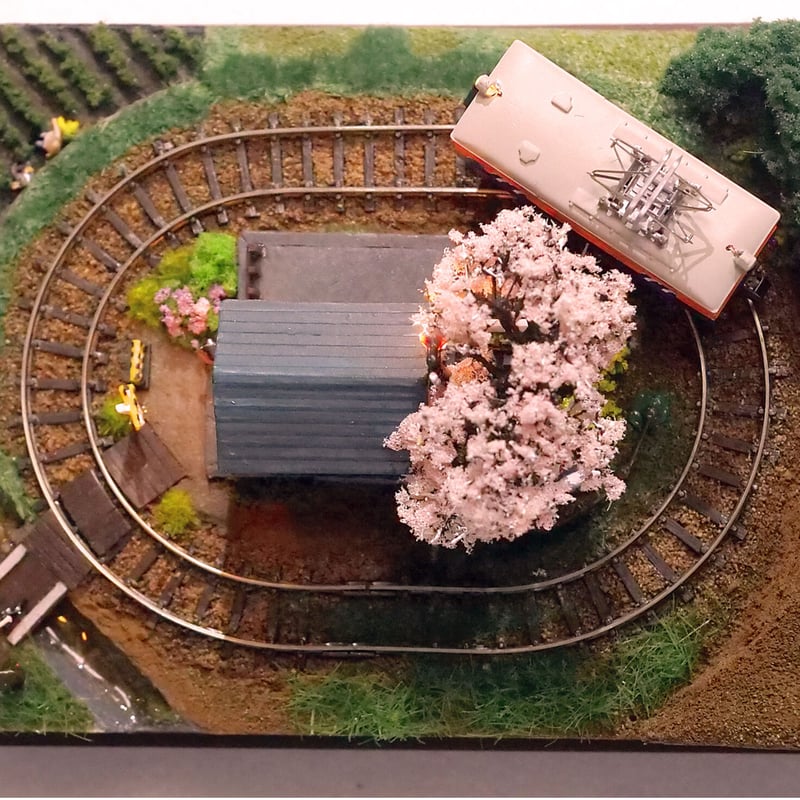 本棚に載るミニジオラマ「新宿驛の春景色」 | Yamachan Model Train Shop