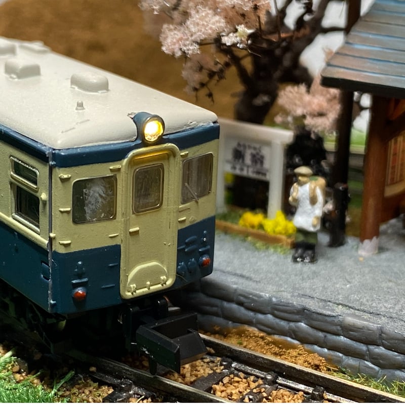 本棚に載るミニジオラマ「新宿驛の春景色」 | Yamachan Model Train Shop