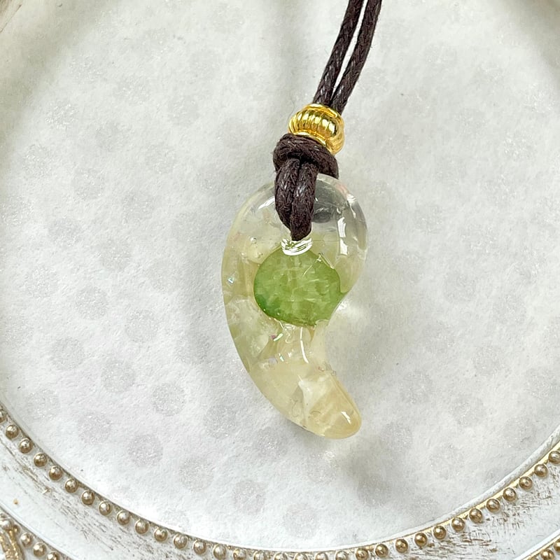 龍の加護と癒しを得る 龍紋瑪瑙＆アラゴナイトの勾玉ネックレス  