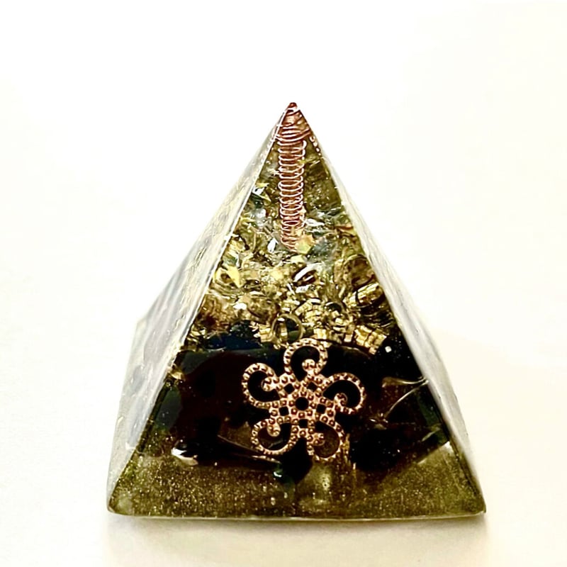 オルゴナイトピラミッド(よぴママ作) オルゴナイトピラミッド(よぴママ作)