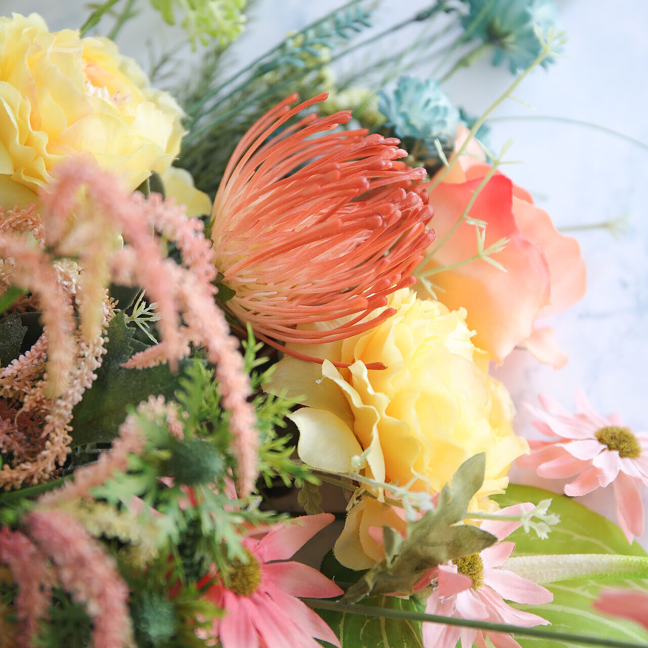 ミックスカラーのクラッチブーケ&ブートニア | juin wedding