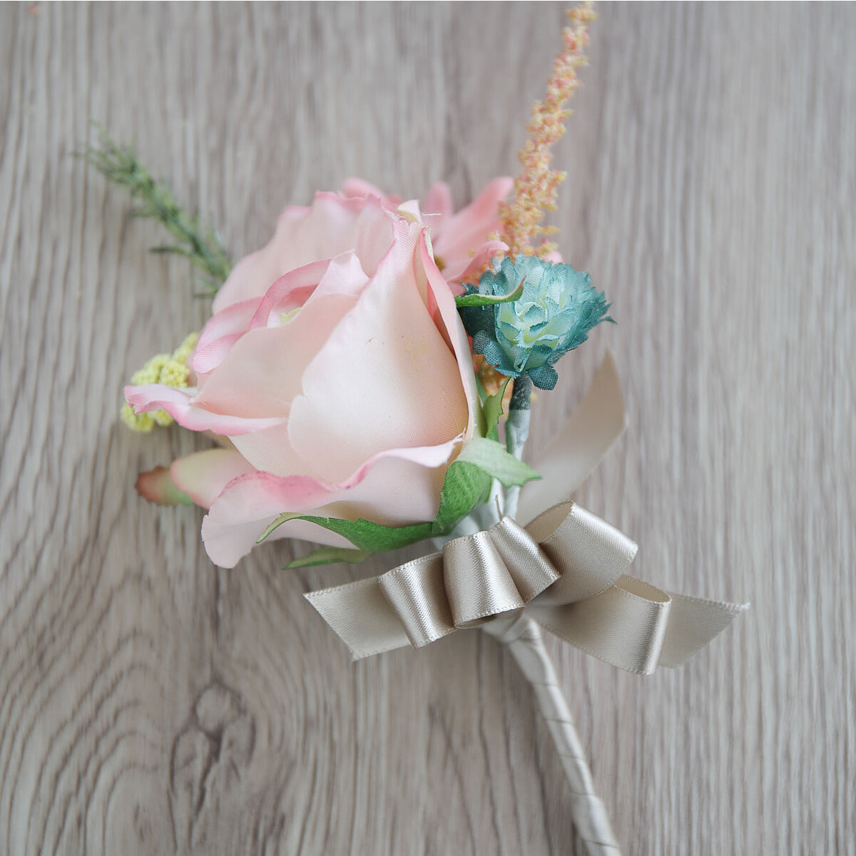 ミックスカラーのクラッチブーケ&ブートニア | juin wedding